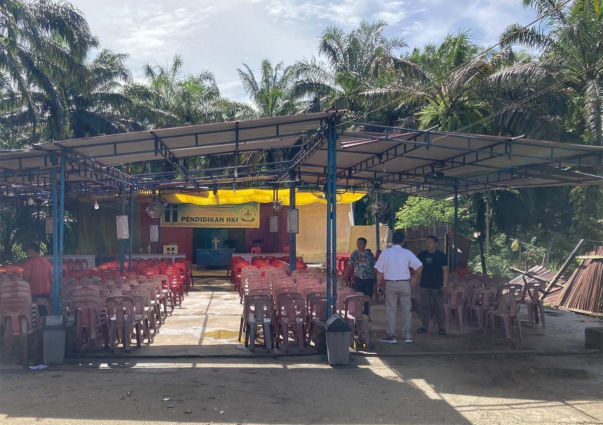 Kirkko katoksen alla