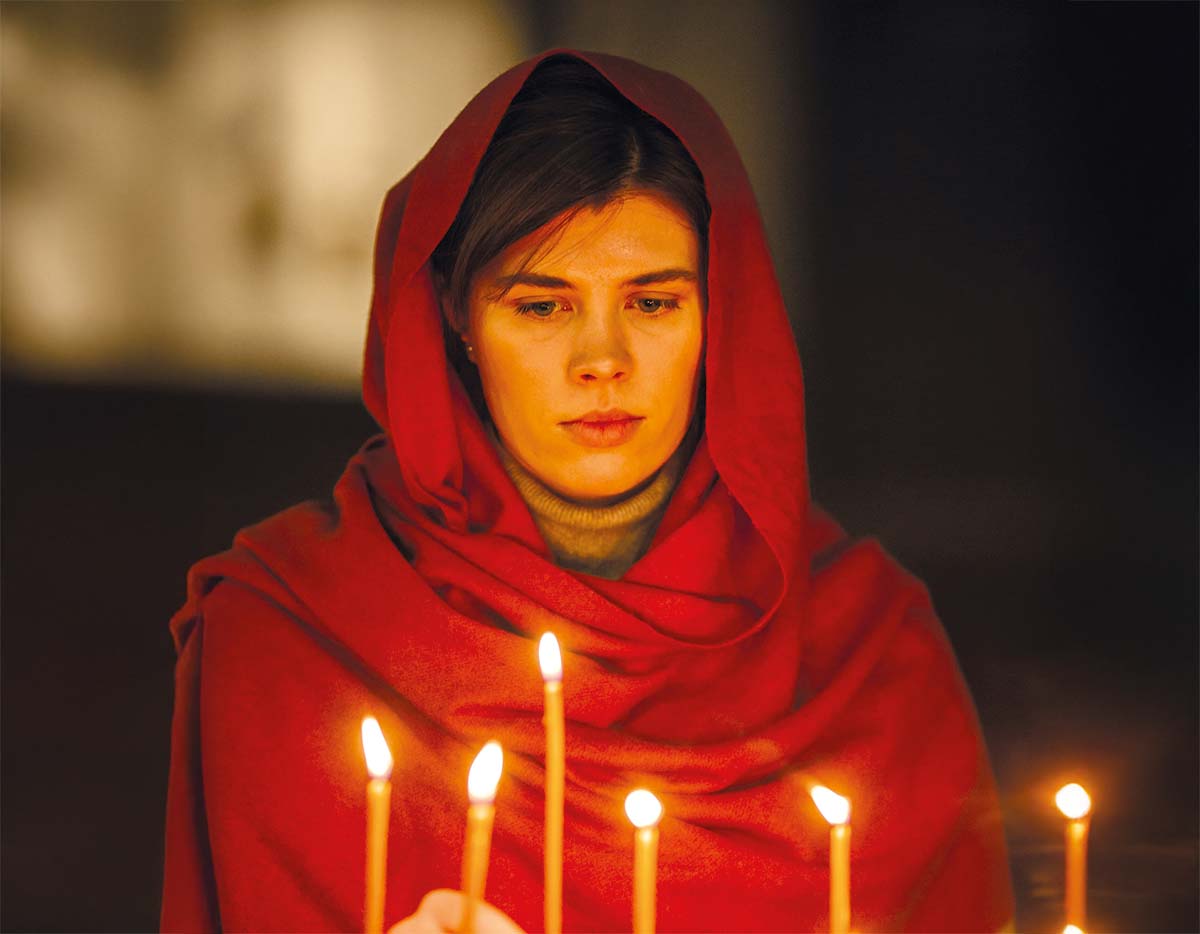 Huivi päässä kirkkoon?